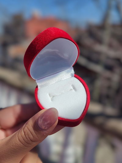 Estuche de pana corazón rojo