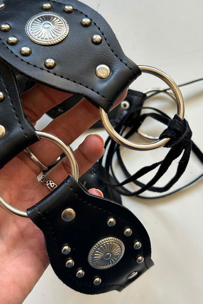 Cinturon con discos, argollas y tachas 