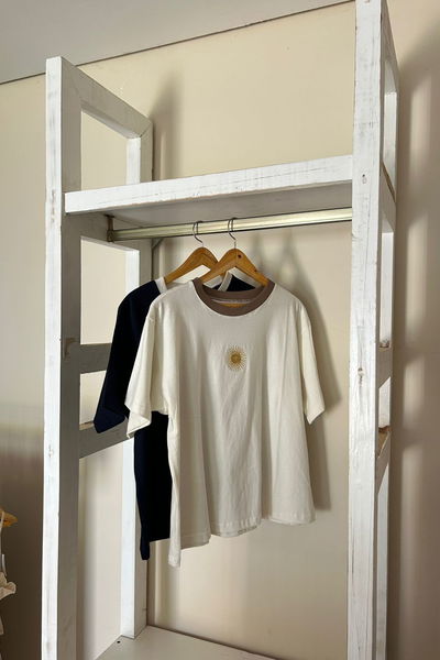 Remera de algodon con sol de mayo bordado 