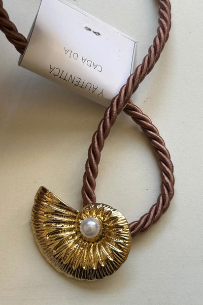 Collar con caracol dorado 