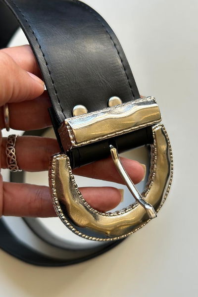 Cinturon clasico con hebilla metalica 