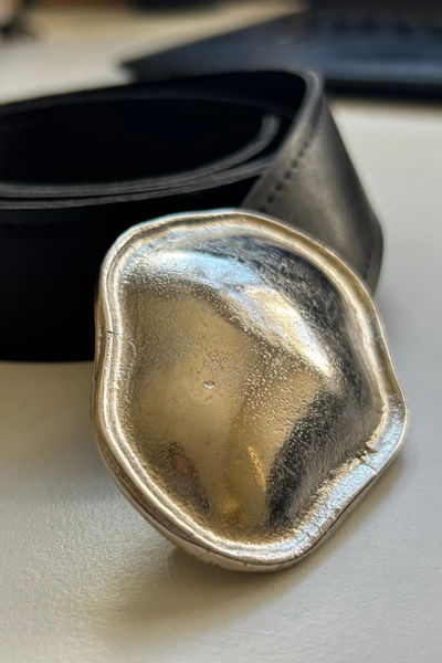 Cinturon con hebilla abstracta 