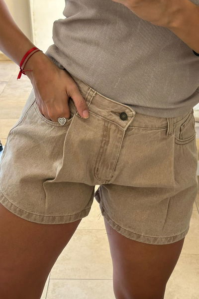 Short de denim con pinzas en la delantera