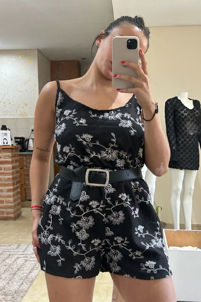 Mono de lino con bordado en la tela