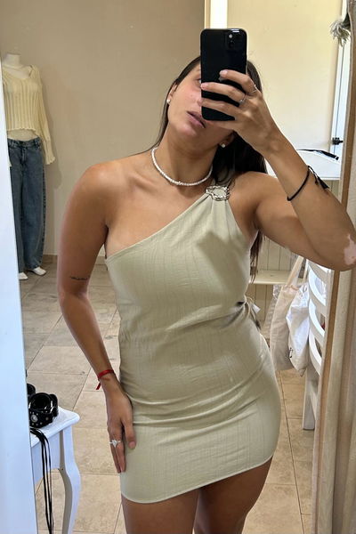 Vestido de una manga con agregado de avio plateado