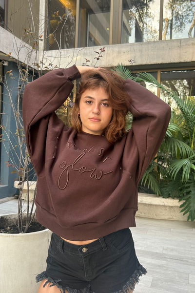 Buzo bordado con agregado de remaches 