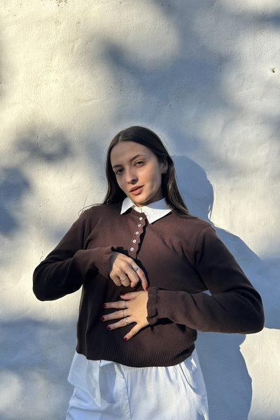 Sweater con cuello con botones 