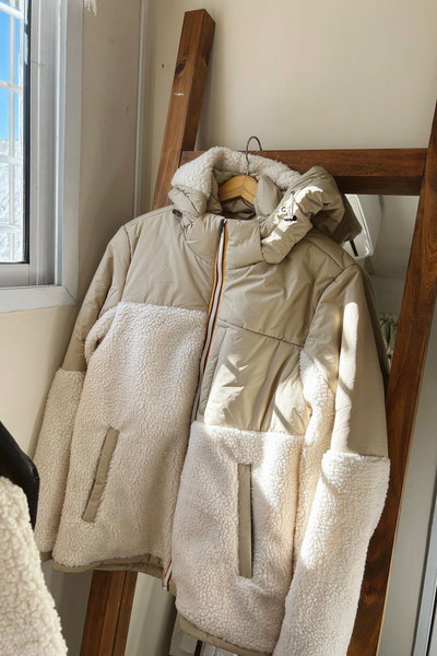 Campera de corderito con capucha 