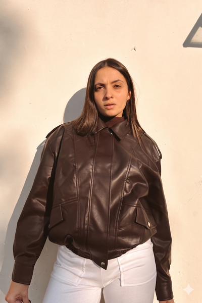 Campera de cuero con cuello alto