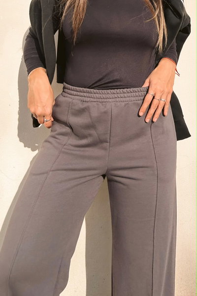 Jogger ancho con recorte 