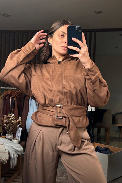Campera con cinturon incluido