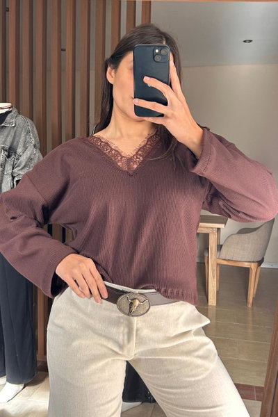 Sweater con encaje y escote en V