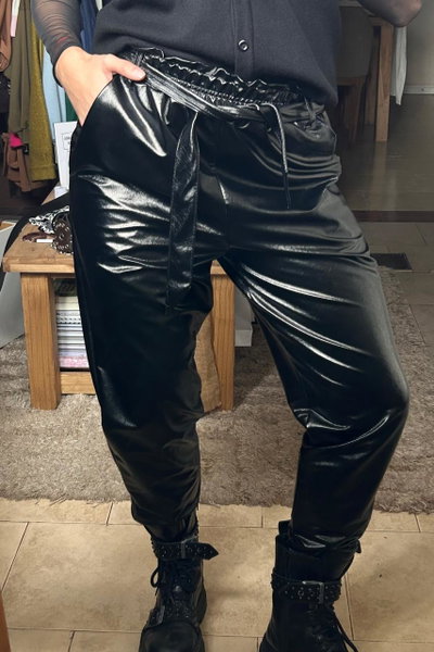 Pantalon engomado con cinturon 