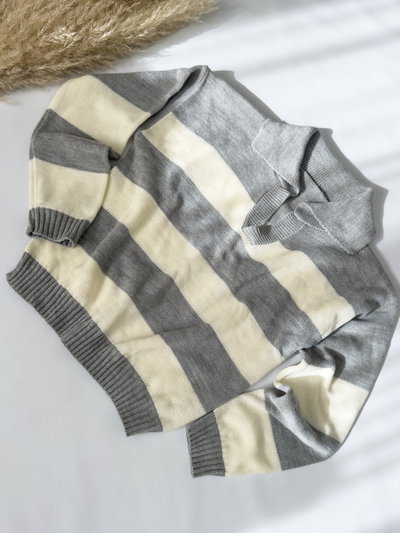 SUETER CON CUELLO CAMISERO RAYADO GRIS Y BLANCO 