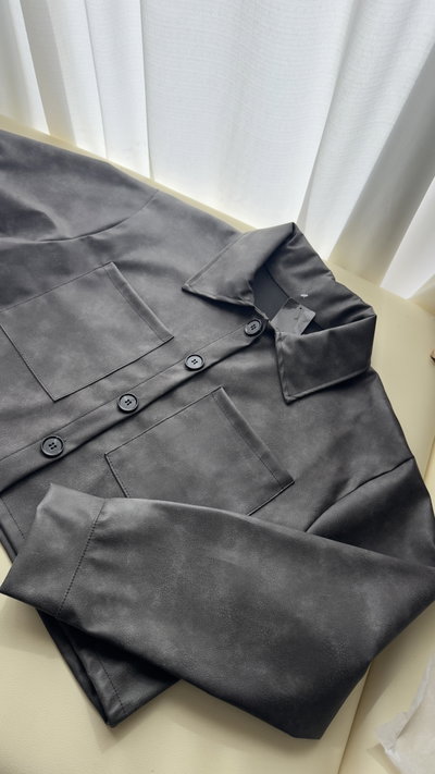 CAMISACO CORTO DE ECOCUERO GRIS 