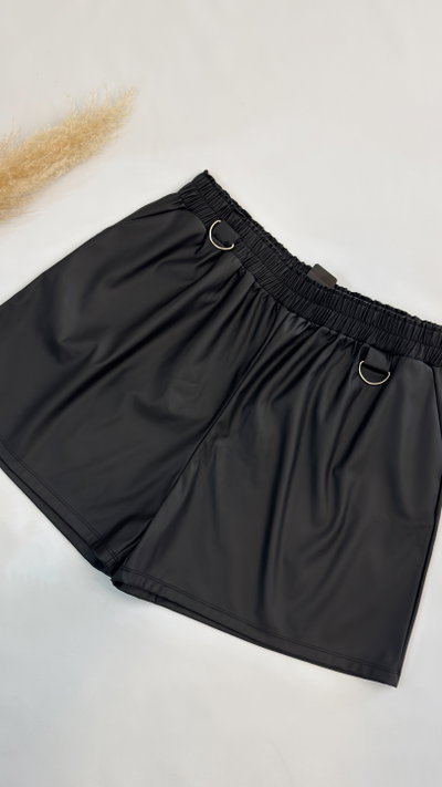SHORT ENGOMADO NEGRO CON AROS 