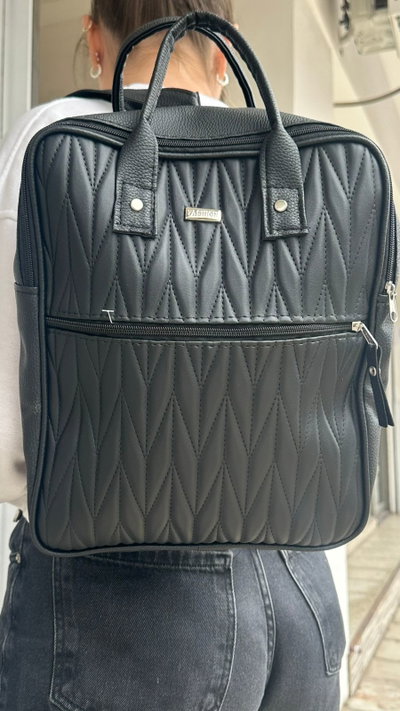 MOCHILA NEGRA CON COSTURAS