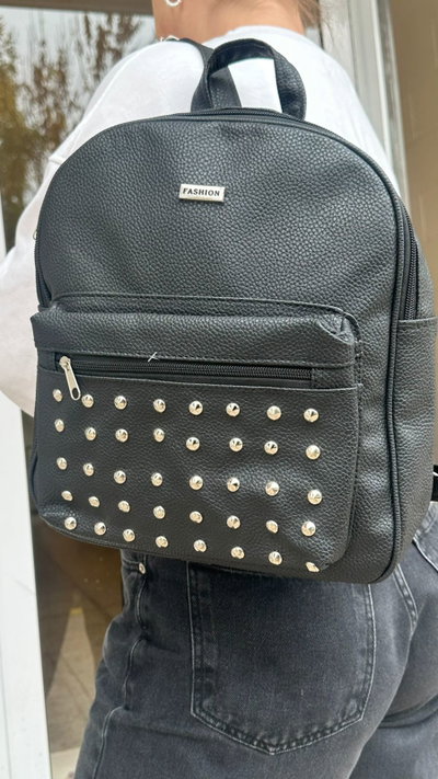 MOCHILA CUERINA NEGRA CON TACHAS