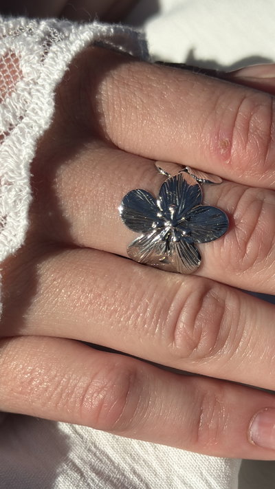 ANILLO PLATEADO TRES FLORES 