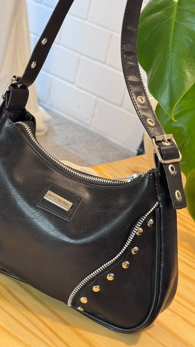 CARTERA NEGRA CON TACHAS Y CIERRE