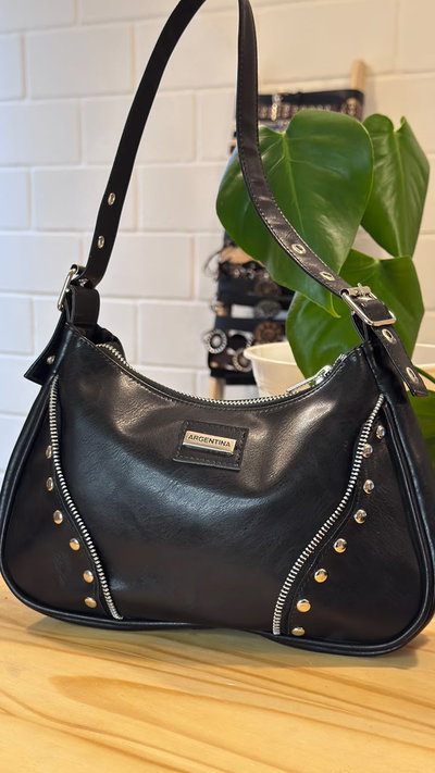 CARTERA NEGRA CON TACHAS Y CIERRE