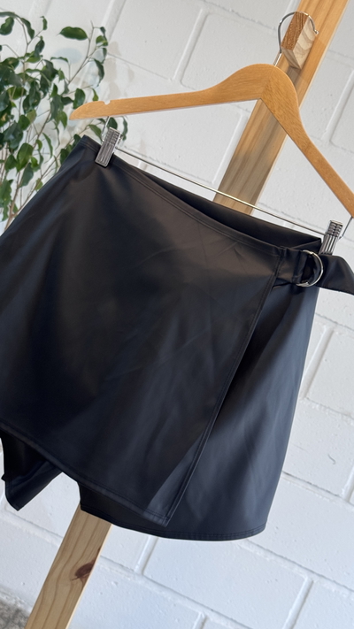 SHORT  POLLERA ECOCUERO CON EVILLA AL COSTADO 