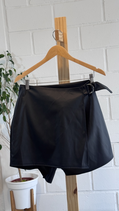 SHORT  POLLERA ECOCUERO CON EVILLA AL COSTADO 