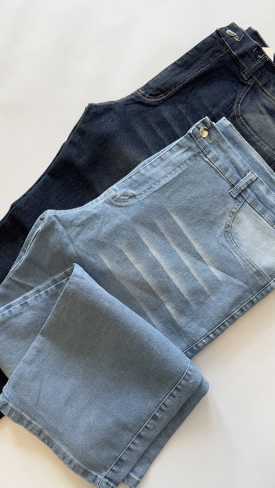 JEANS RECTO ELASTIZADO CON LOCALIZADO CELESTE