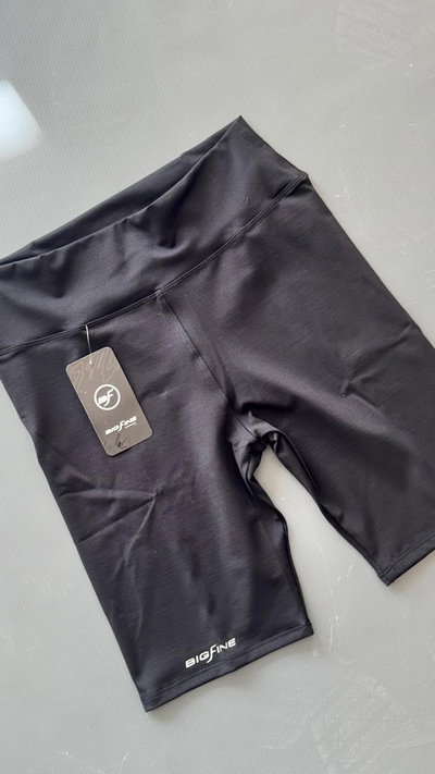 CALZA BIKER CON CINTURA ALTA