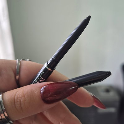 Delineador retráctil negro para ojos