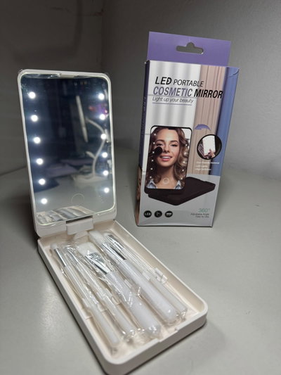 Espejo led con brochas