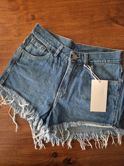 Short azul con flecos