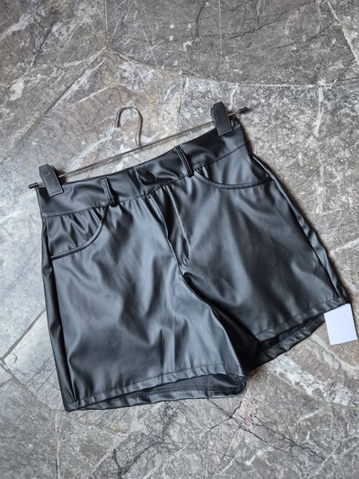 Short black ecocuero