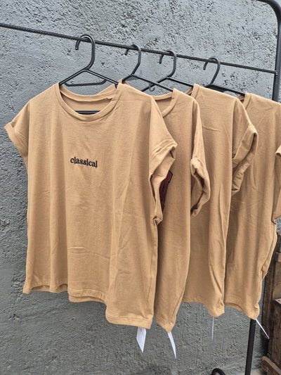 Remeras manga japonesa marrones