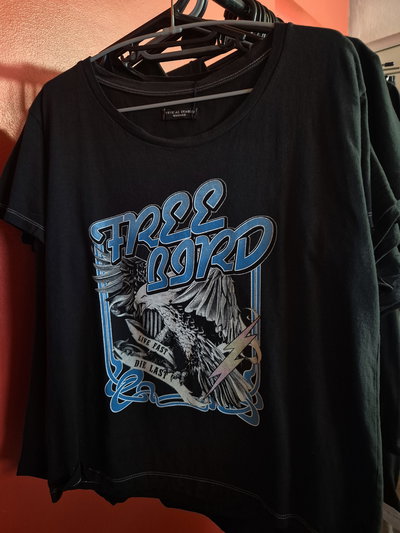 Remeras m/c negras con estampas varias