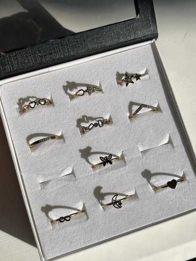 Anillos en acero dorado simples y con strass (surtidos)