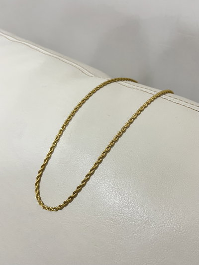 Cadenita trenzada en acero dorado 