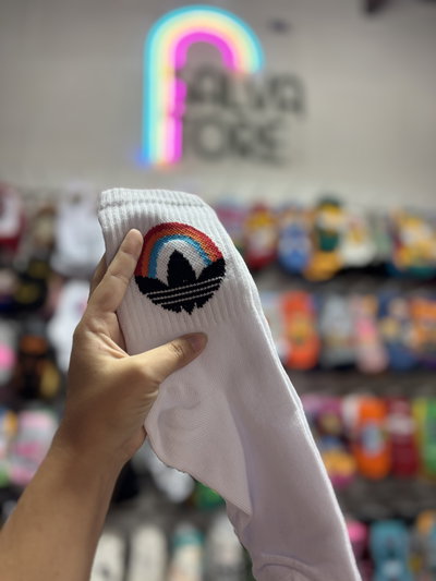 Adidas logo arcoiris