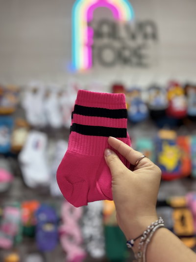 Líneas negras fucsia 