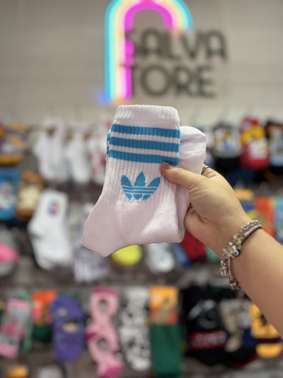 Adidas líneas turquesa 