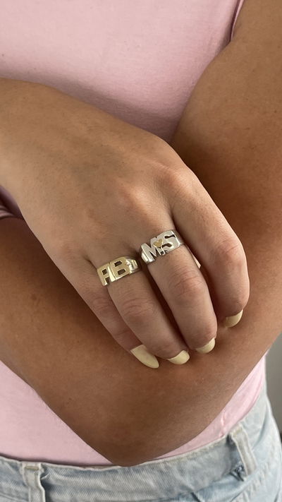 ANILLO DOS INICIALES CON CORAZÓN DE ORO PLATA 925