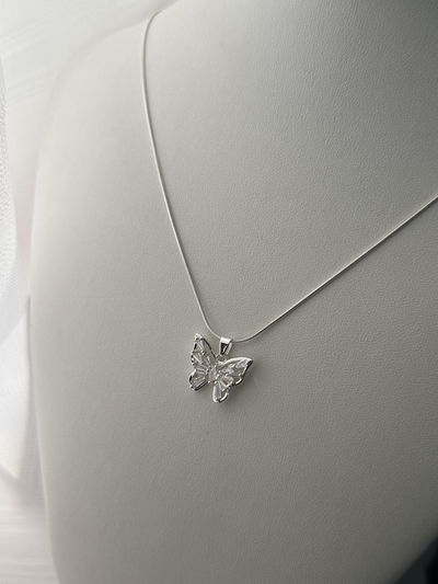 COLLAR MARIPOSA ACERO BLANCO