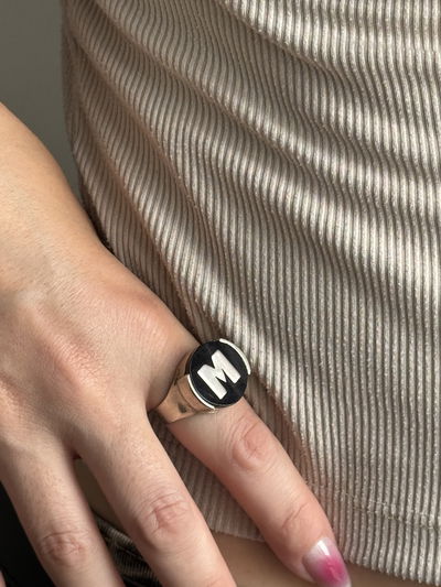 ANILLO ÓNIX PLATA 925 LETRA M