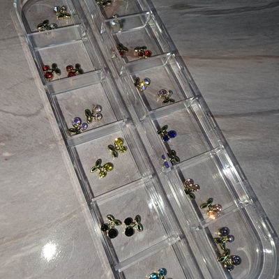 Box de apliques par uñas mini cerecitas de colores