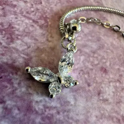 Dije mariposa cristal con cadenas x 1u
