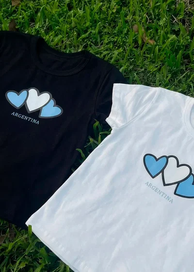 Remera Rib guía 50 estampa «Argentina Corazones»