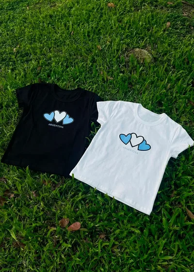Remera Rib guía 50 estampa «Argentina Corazones»