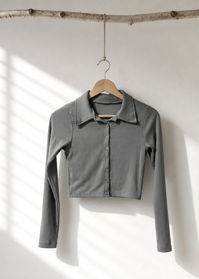 Blusa crop con cuello camisero, mangas largas *Morley Brush*