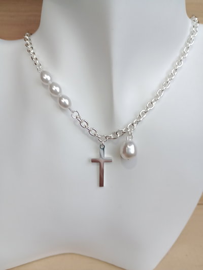 Cadenita con cruz y perlas 