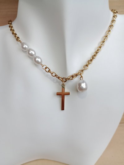 Cadenita con cruz y perlas 